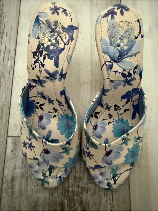 Vince Camuto Shoes - Vince Camuto Cream Floral Slide Mules with Blue Accents Size 6.5 Brand New! 💙
